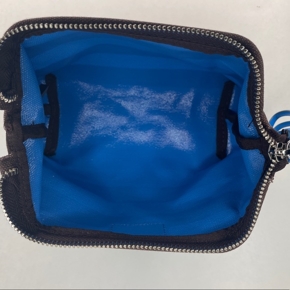 🐠Henri Bendel New York chocolate and white stripe cosmetic case - Picture 6 of 11